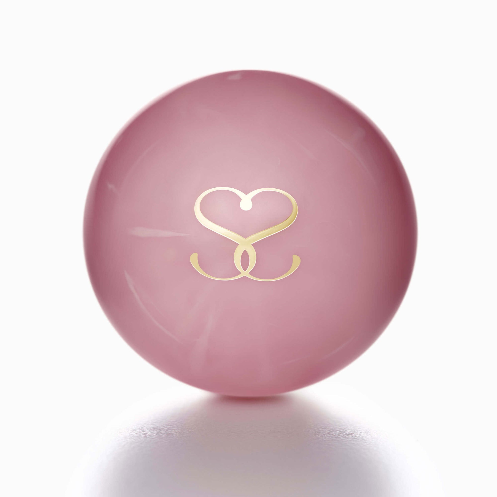 Close-up of the serum’s pink rounded cap embossed with the gold SAVOIR logo